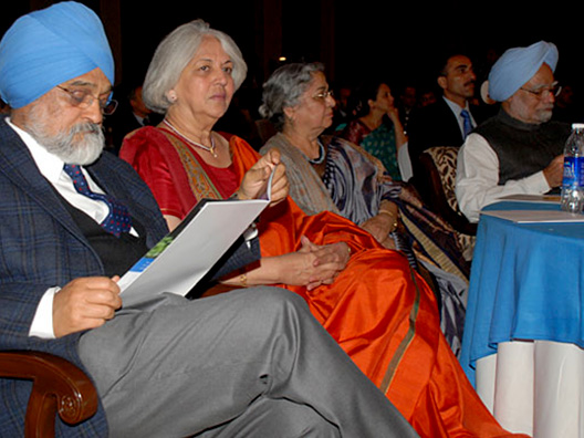 Dr Montek Singh Ahluwalia, Mrs Isher Ahluwalia with PM Dr Manmohan Singh and Mrs Gurcharan Kaur