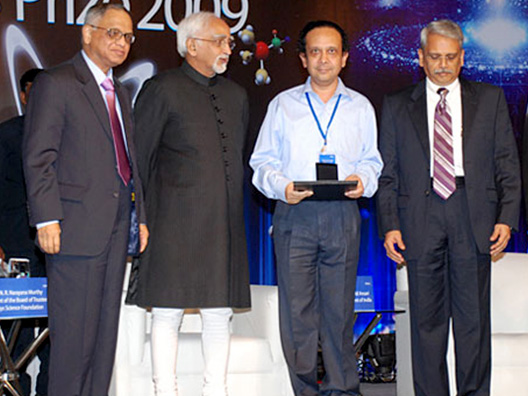 Professor Thanu Padmanabhan receives the Infosys Prize in Physical Sciences