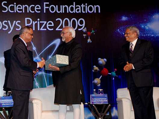 Mr Murthy presenting a memento to the Vice President