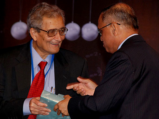 Mr Murthy presenting a memento to Professor Amartya Sen