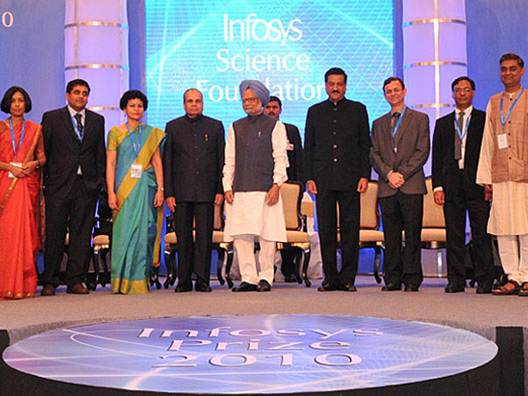 Laureates alongside Trustees, Prime Minister of India, Governor of Maharashtra and Chief Minister of Maharashtra