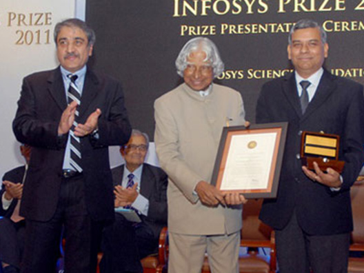 Mr. Srinath Batni, Anchor Trustee of the category, Prof. Khosla, Mr. Pai applaud as Dr. Kalam honors Prof. Kalyanmoy Deb, Engineering & Computer Science Laureate
