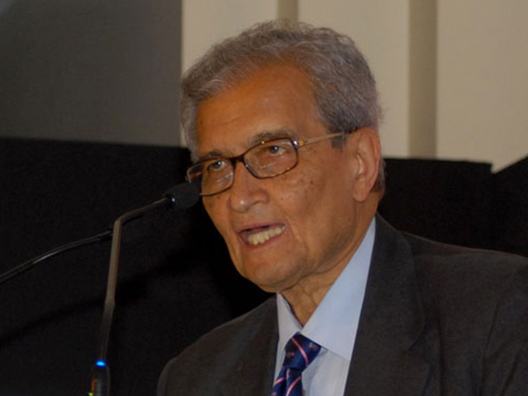 Prof. Amartya Sen, Jury Chair- Social Sciences, explains the jury deliberation process and announces both the winners in the category