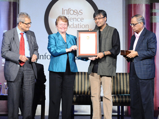 Prize Presentation by Dr. Gro Harlem Brundtland to winner Prof. Amit Chaudhuri with Prof. Amartya Sen and Narayana Murthy