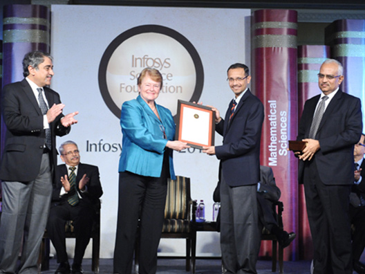 Prize Presentation by Dr. Gro Harlem Brundtland to winner Dr. Ashish Lele with Prof. Pradeep Khosla and Srinath Batni