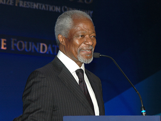 Mr. Kofi Annan launches the Infosys Science Foundation Fifth Year Anniversary Book
