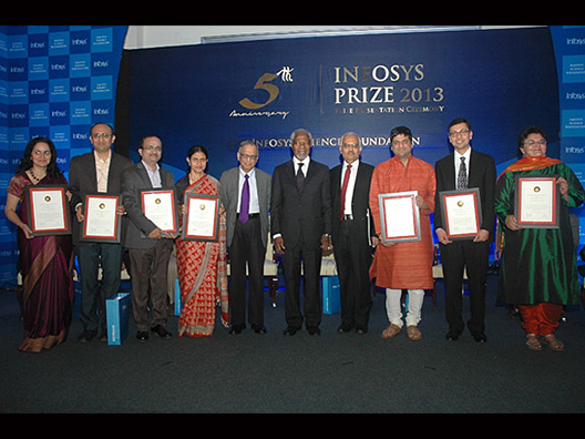 Mr. Kofi Annan with the Trustees of the Infosys Science Foundation