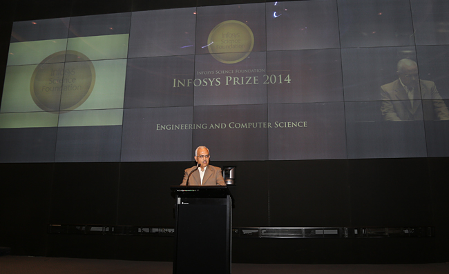 Srinath Batni announces the winner of the Engineering and Computer Science category