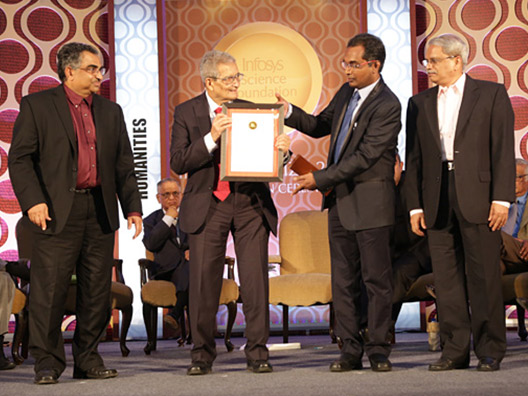 Prize Presentation by Prof. Amartya Sen to winner Dr. Srivari Chandrasekhar with Prof. Shrinivas Kulkarni and Mr. S. Gopalakrishnan