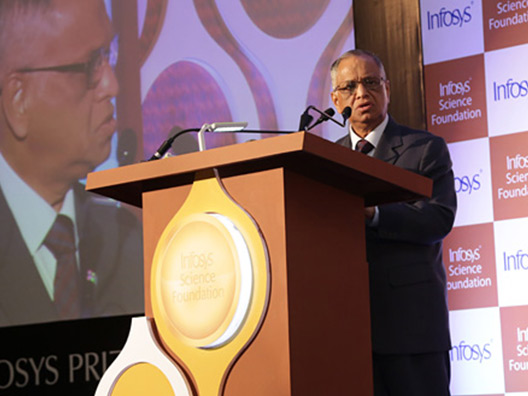 Mr. Narayana Murthy introduces the chief guest before his address