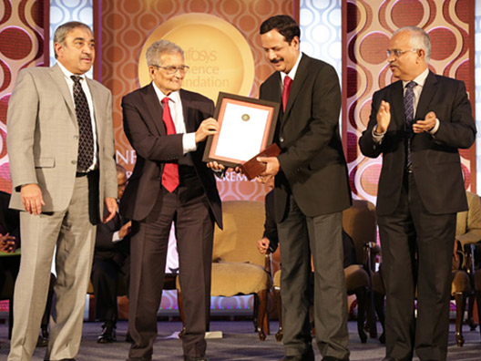 Prize Presentation by Prof. Amartya Sen to winner Prof. Jayant Haritsa with Prof. Pradeep Khosla and Mr. Srinath Batni