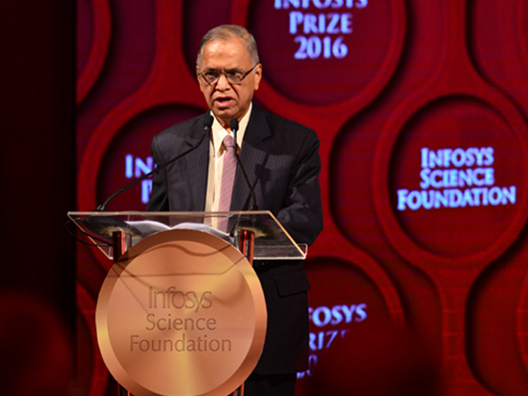 Mr. Narayana Murthy, Founder – Infosys Limited and Trustee – Infosys Science Foundation, introduces the chief guest, Dr. Venkatraman Ramakrishnan