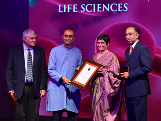 Prize Presentation by Dr. Venkatraman Ramakrishnan to winner Prof. Gagandeep Kang with Dr. Inder Verma and Mr. S. D. Shibulal