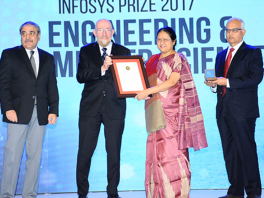 Prof Sanghamitra Bandopadhyay receiving the Infosys Prize 2017 from Nobel Laureate Prof Kip Thorne, with Chanc Khosla and Mr Batni