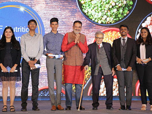 Prof. Amartya Sen and Mr. Mohandas Pai with Team Podible, winners of the ISF Nutrition Challenge