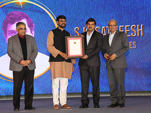 Prof. S. K. Satheesh receives the Infosys Prize in Physical Sciences from Prof. Manjul Bhargava
