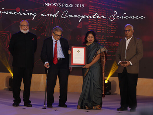 Infosys Prize 2019 laureate (Engineering & Computer Science category) Prof. Sunita Sarawagi receives her award from the Chief Guest, Prof. Amartya Sen