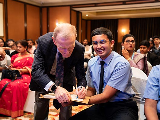 Students excitedly chatting with Nobel Laureate and Chief Guest, Prof. Randy Schekman